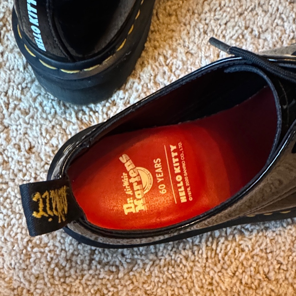 Dr. Martens 1461 WOMEN'S HELLO KITTY
PLATFORM PATENT SHOES - Picture 5 of 8